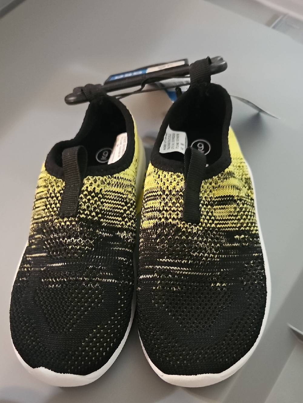 DSG Direct Youth Knit Water Shoes: BLACK/VOLT: NEW WITH TAGS: SIZE 9
